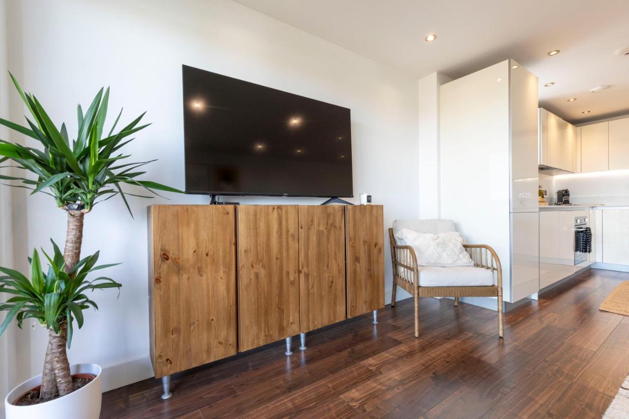 Modern Luxe Apt Just 10 Mins From Tower Bridge! Easy Access To Tube And Bus لندن المظهر الخارجي الصورة