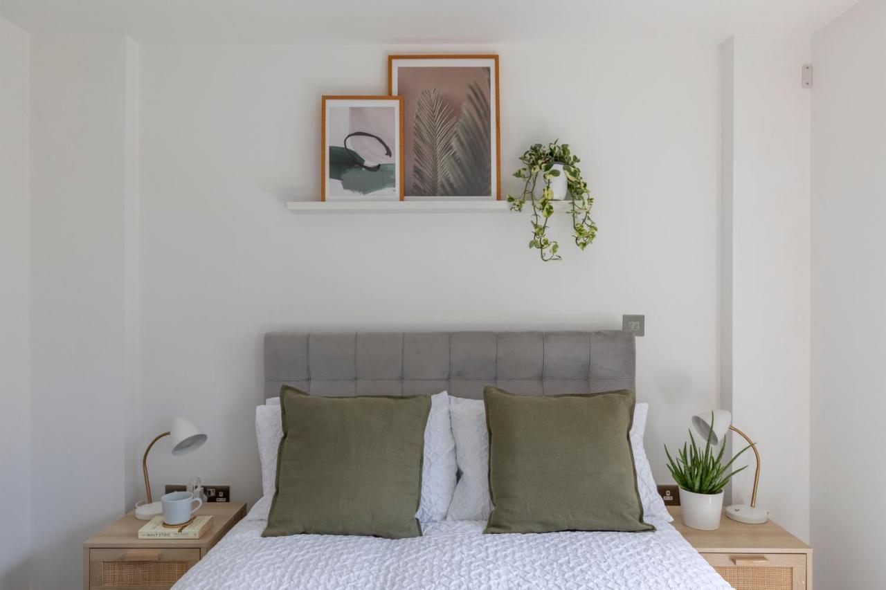 Modern Luxe Apt Just 10 Mins From Tower Bridge! Easy Access To Tube And Bus لندن المظهر الخارجي الصورة