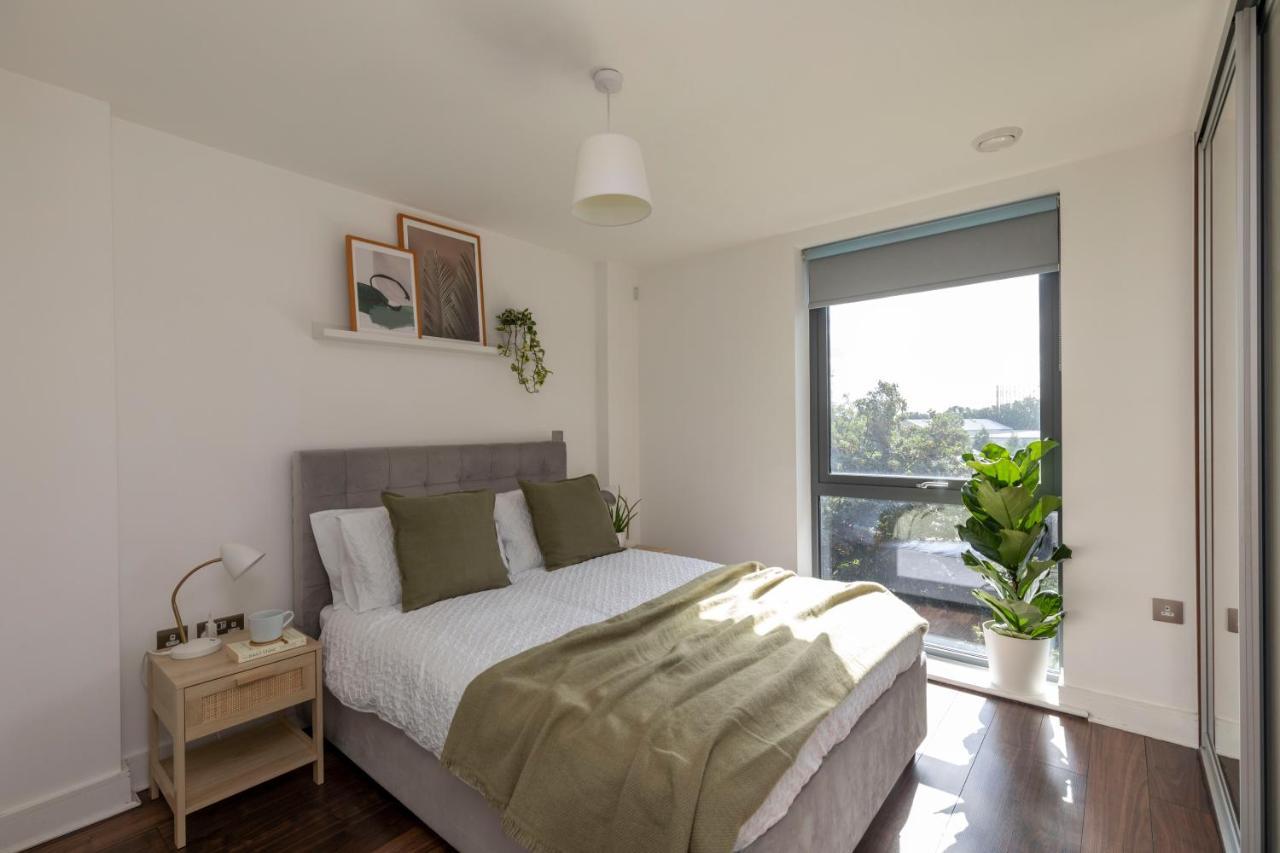 Modern Luxe Apt Just 10 Mins From Tower Bridge! Easy Access To Tube And Bus لندن المظهر الخارجي الصورة