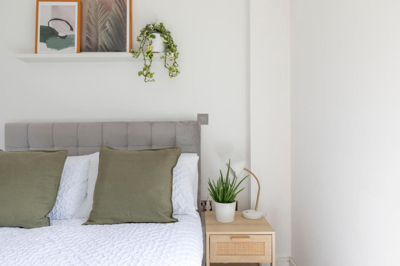 Modern Luxe Apt Just 10 Mins From Tower Bridge! Easy Access To Tube And Bus لندن المظهر الخارجي الصورة